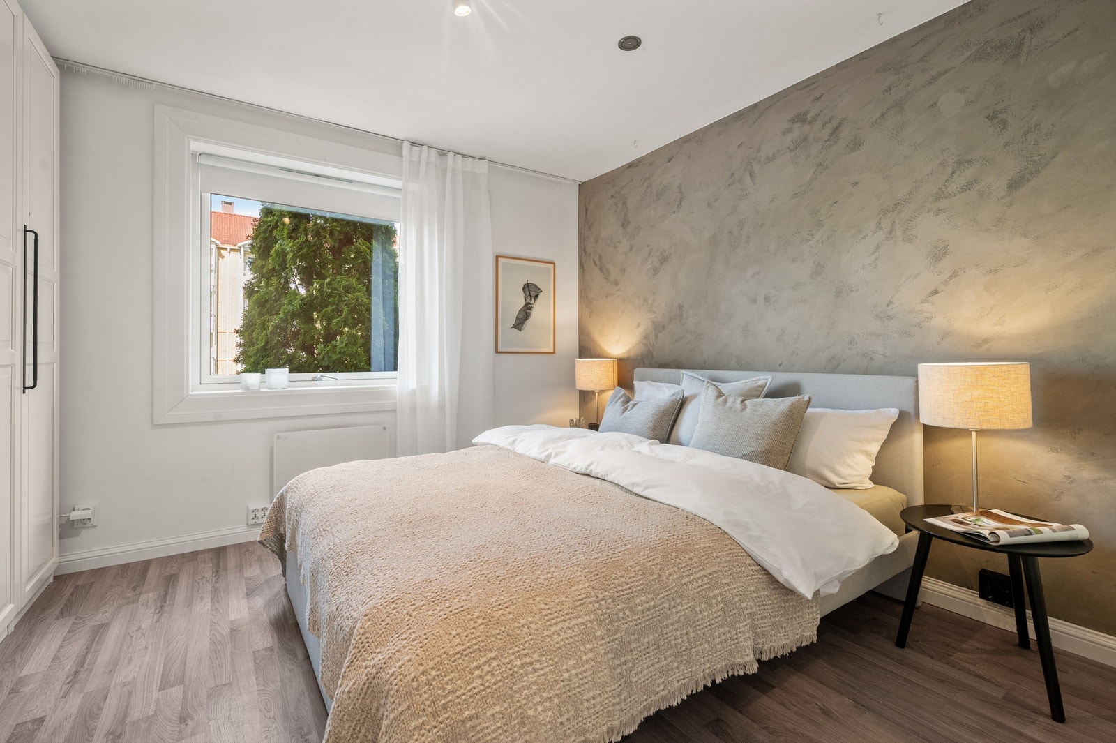 Soverommet har plass til dobbeltseng og vender ut mot rolige omgivelser. Galleribilde