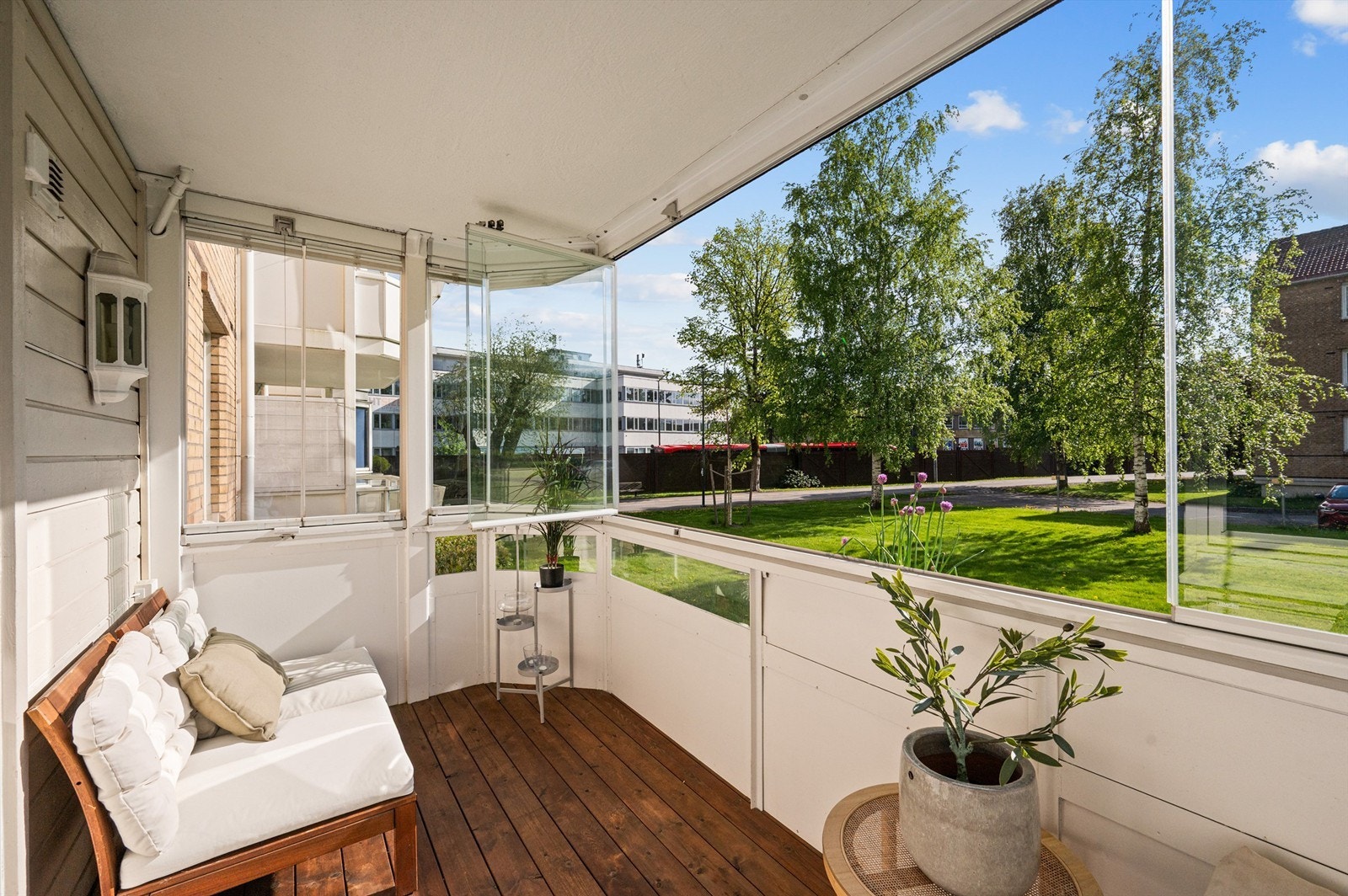 Velkommen ut i sola! Den innglassede balkongen fungerer som et ekstra rom store deler av året. Galleribilde