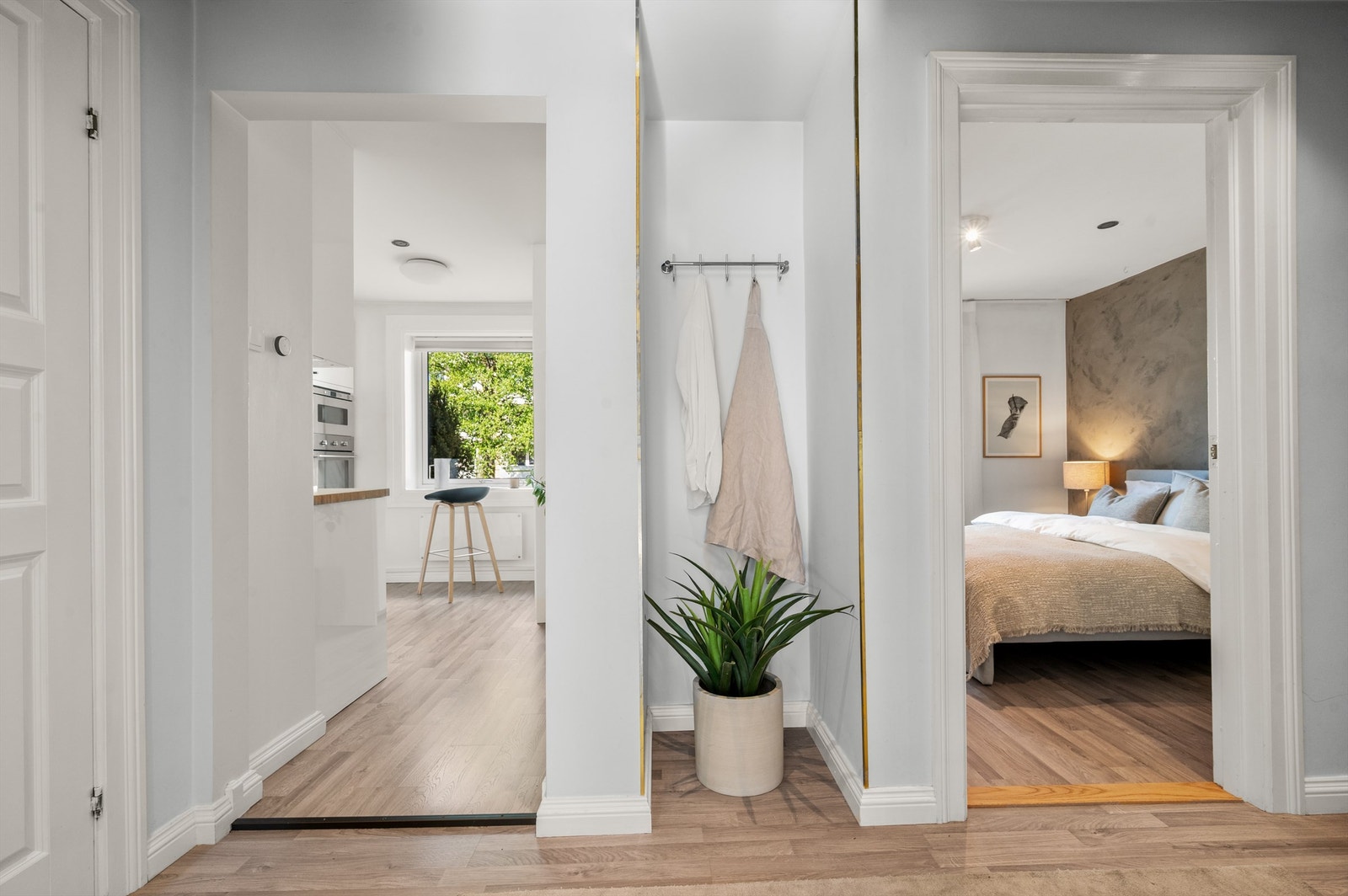 Leiligheten har en praktisk rominndeling med adkomst til alle rom fra gangen. Galleribilde