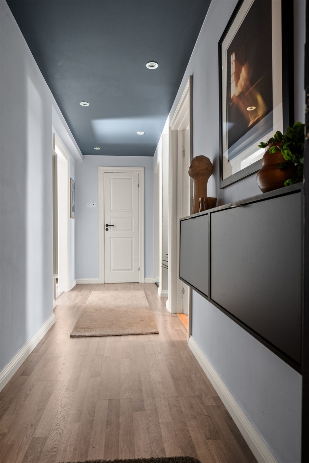 Entréen har innfelte downlights i himlingen og binder sammen leilighetens rom. Galleribilde