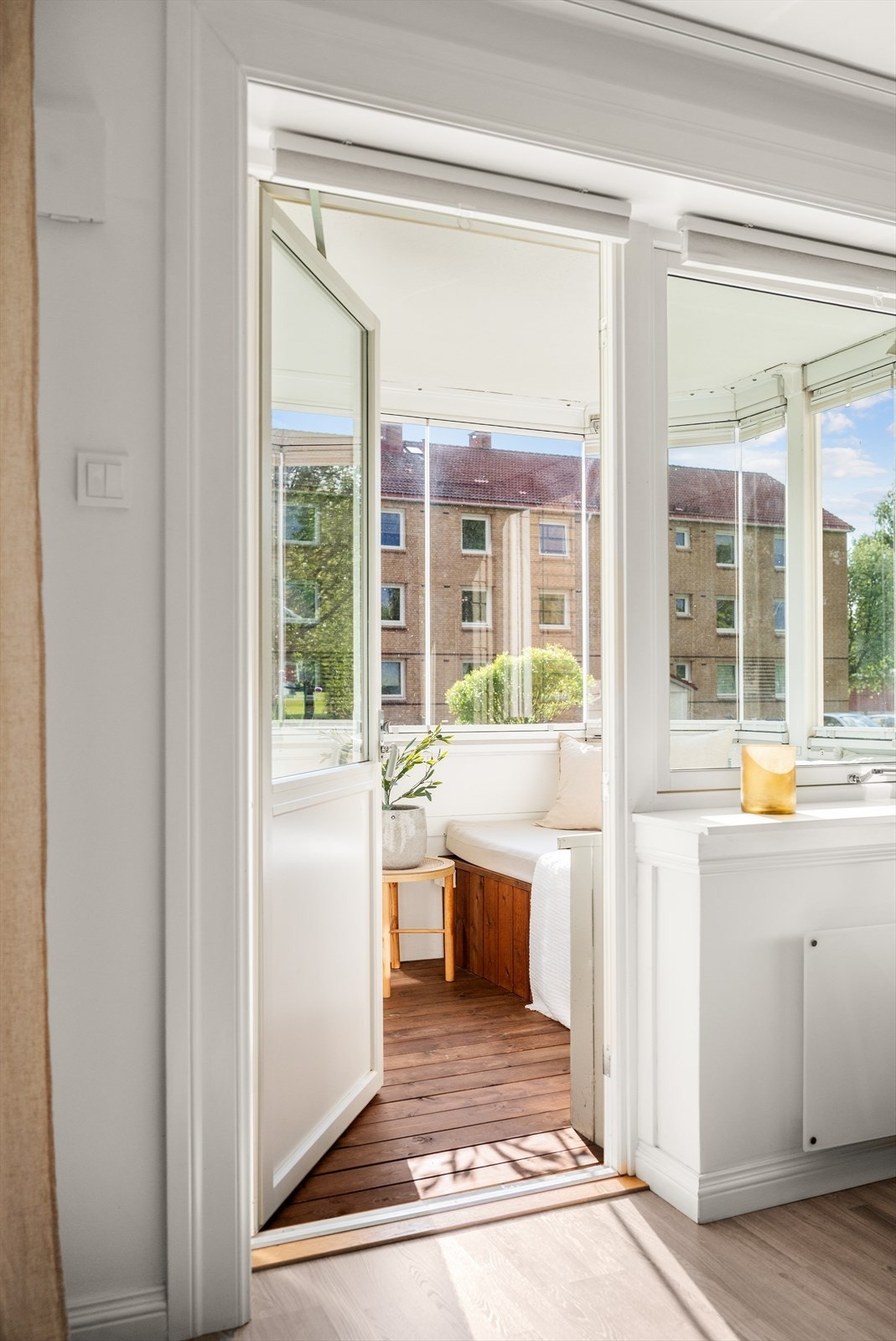 Balkongdøren har 2-lags glass og er fra 2019, samme år som flere av vinduene ble skiftet. Galleribilde