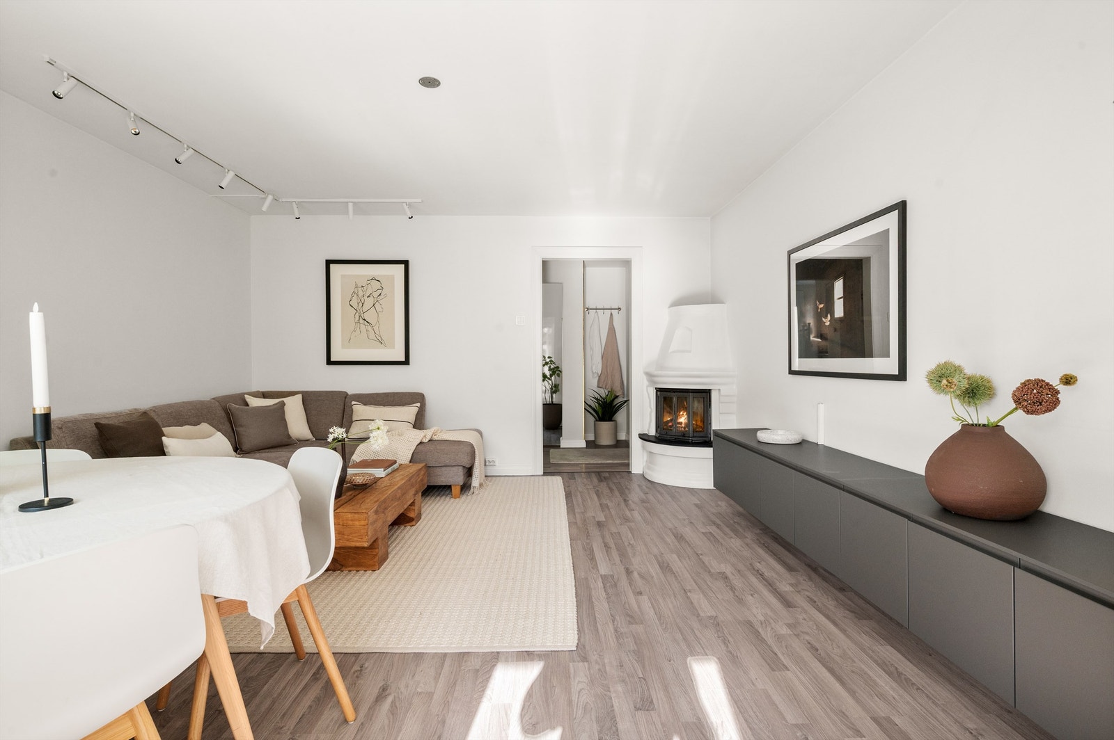 Rommet har god plass til både sofagruppe og spisebord. Galleribilde