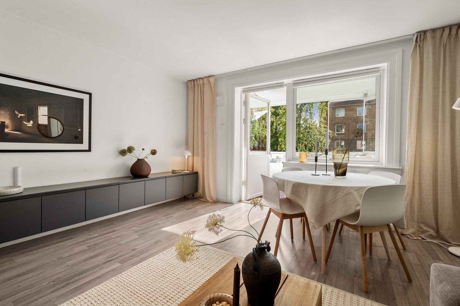 Den gjennomgående planløsningen gir lysinnslipp fra to sider. Galleribilde