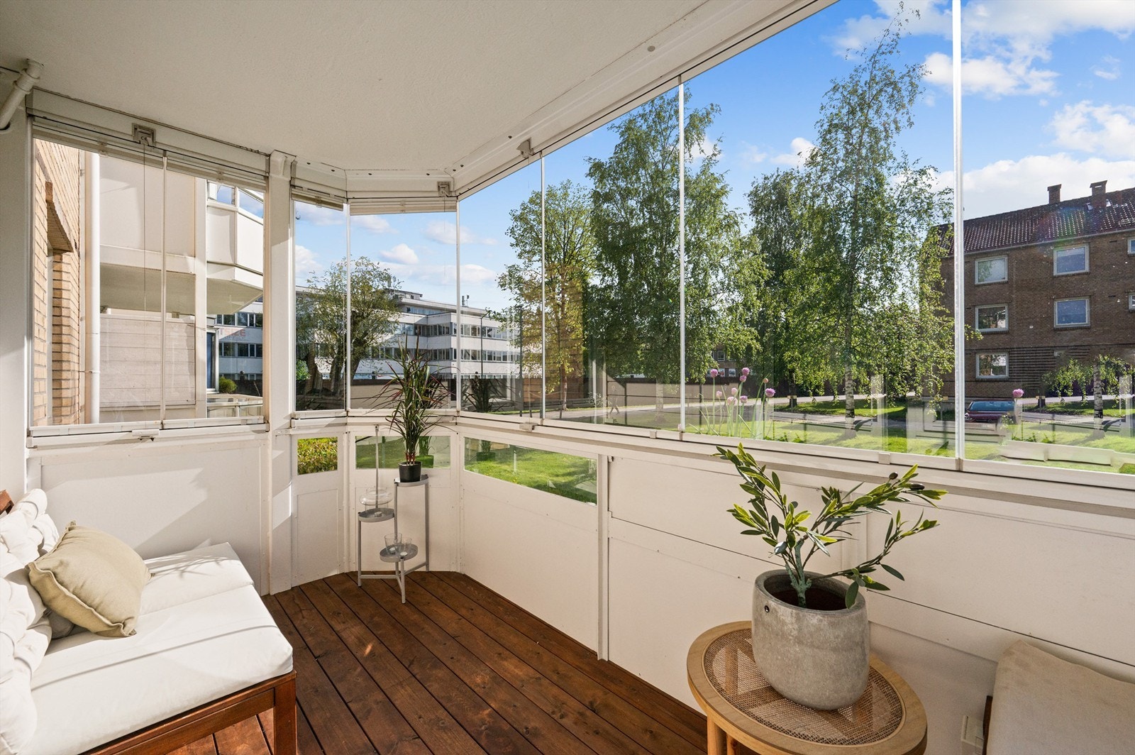 Balkongen vender vestover og har gode solforhold med utsikt over grønne fellesarealer. Galleribilde