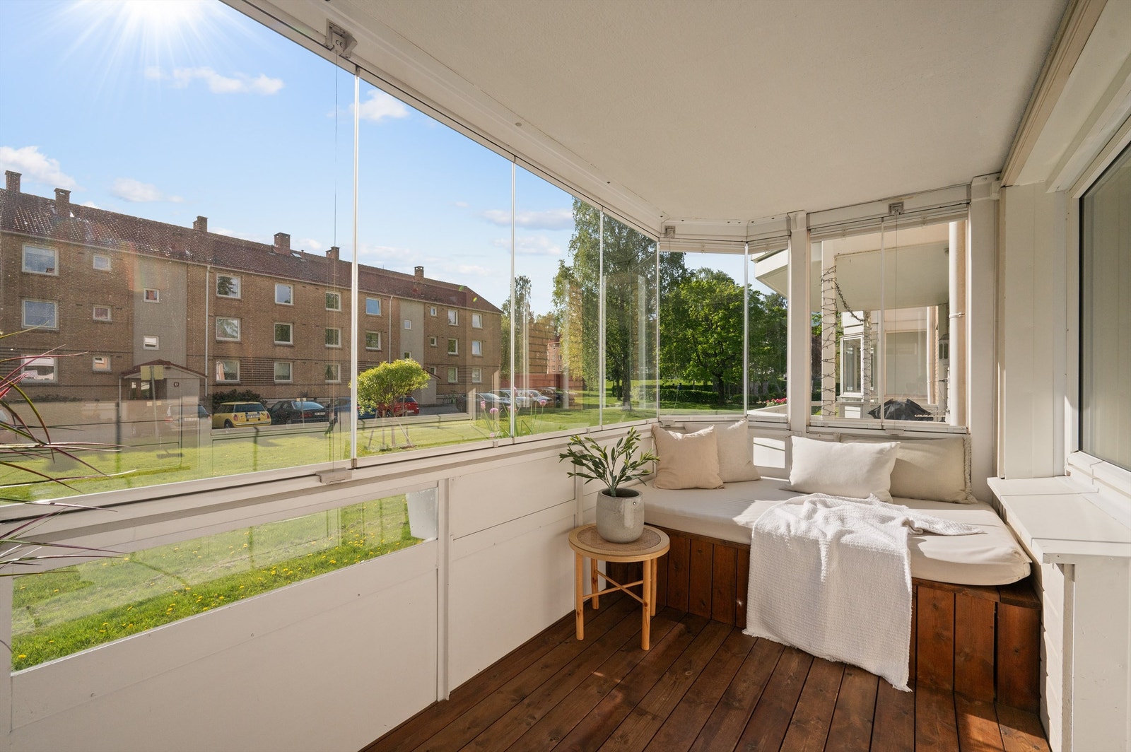 På balkongen finner du egen spesialtilpasset sittegruppe med lagringsplass under benken. Galleribilde