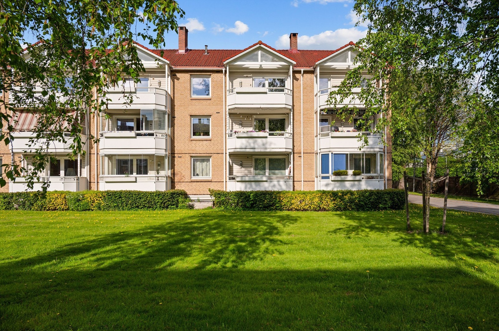 Bygget har en solid fasade i teglstein og betong. Galleribilde