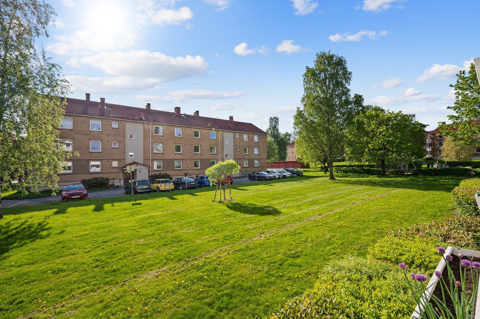 Her bor du rolig og tilbaketrukket på Teisen med utsyn over flotte grøntområder fra balkongen. Galleribilde