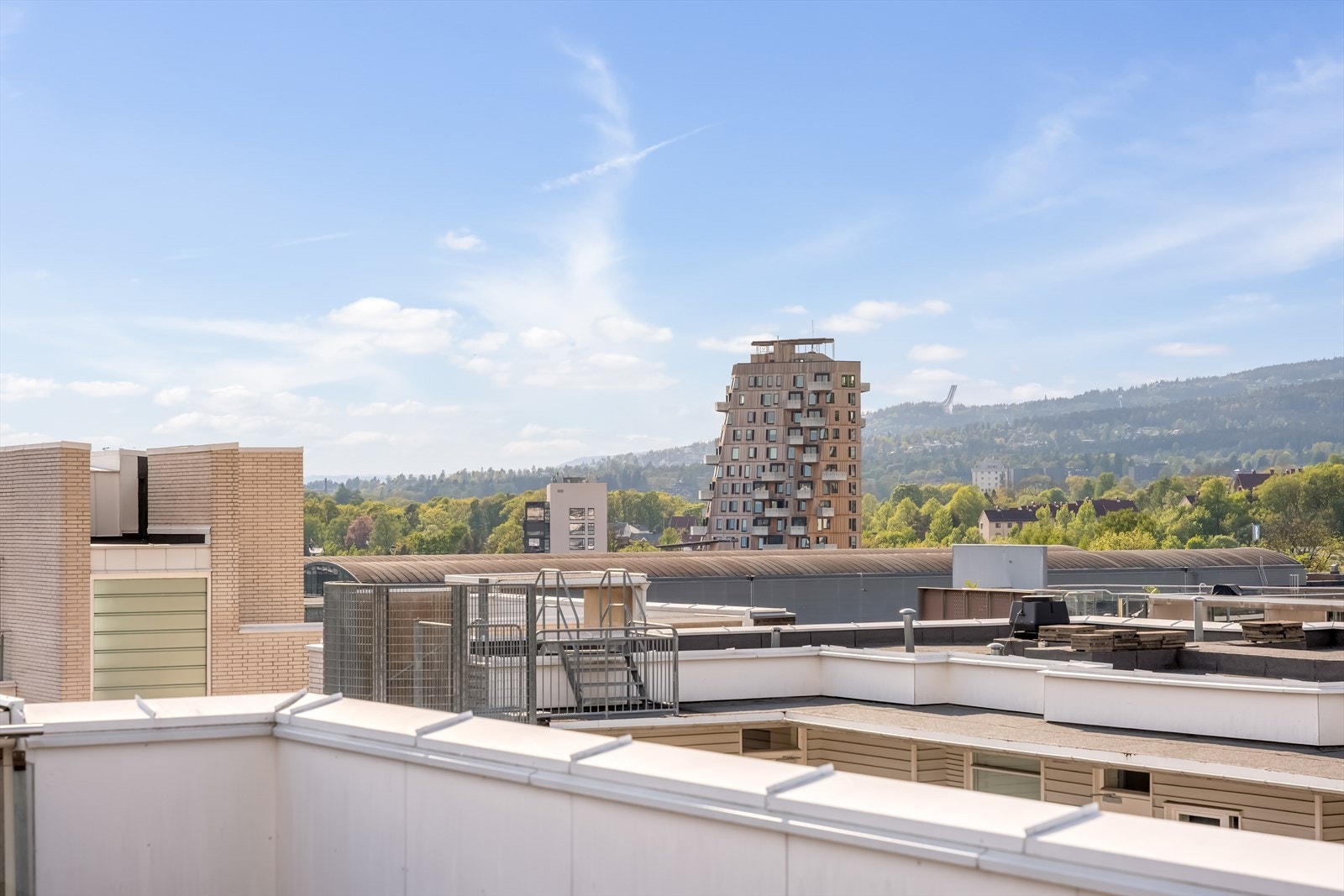 Takterrasen har flott panoramautsikt mot flotte omgivelser. Galleribilde