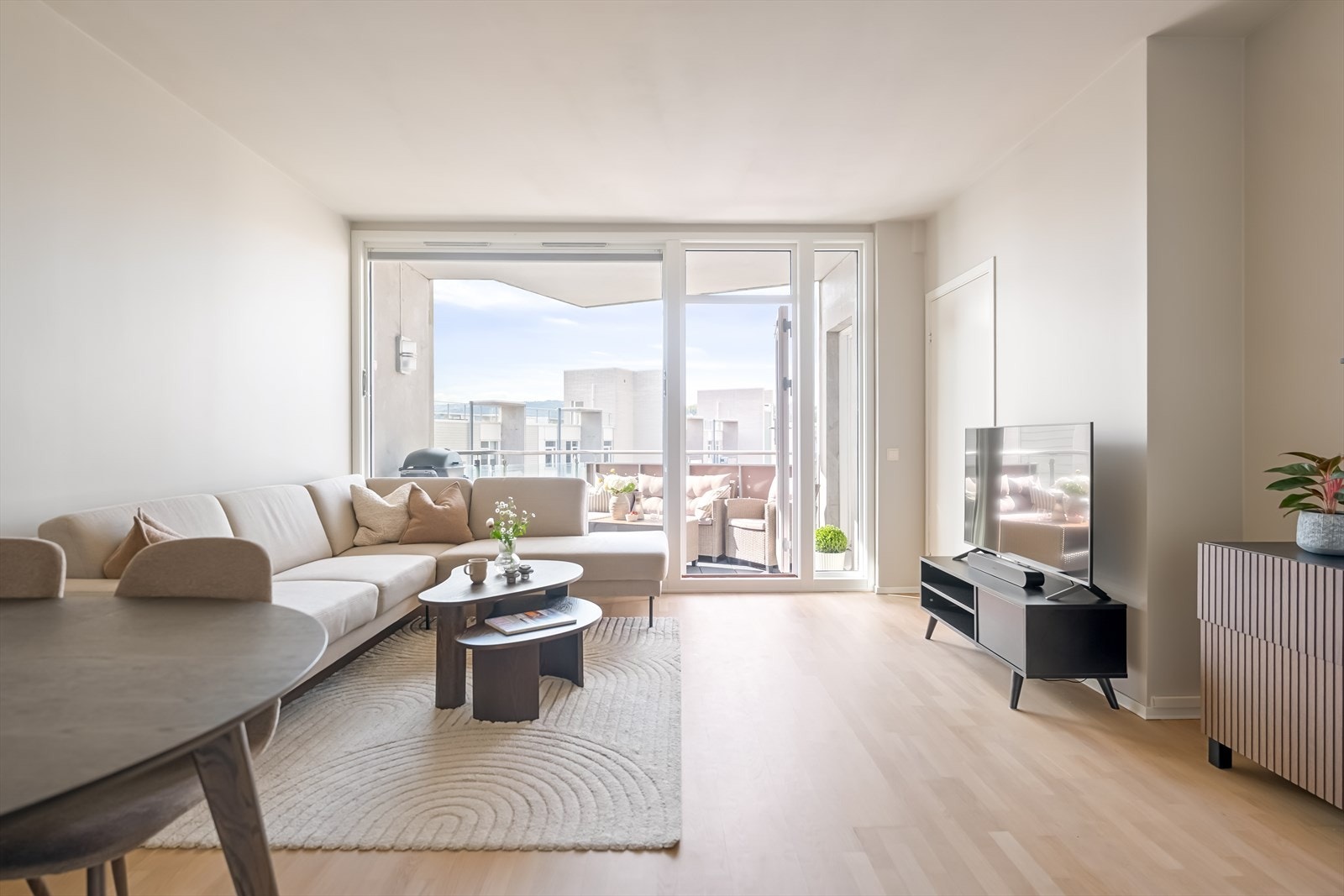 Stuen har god plass til en romslig sofagruppe og er et naturlig samlingspunkt i leiligheten. Galleribilde