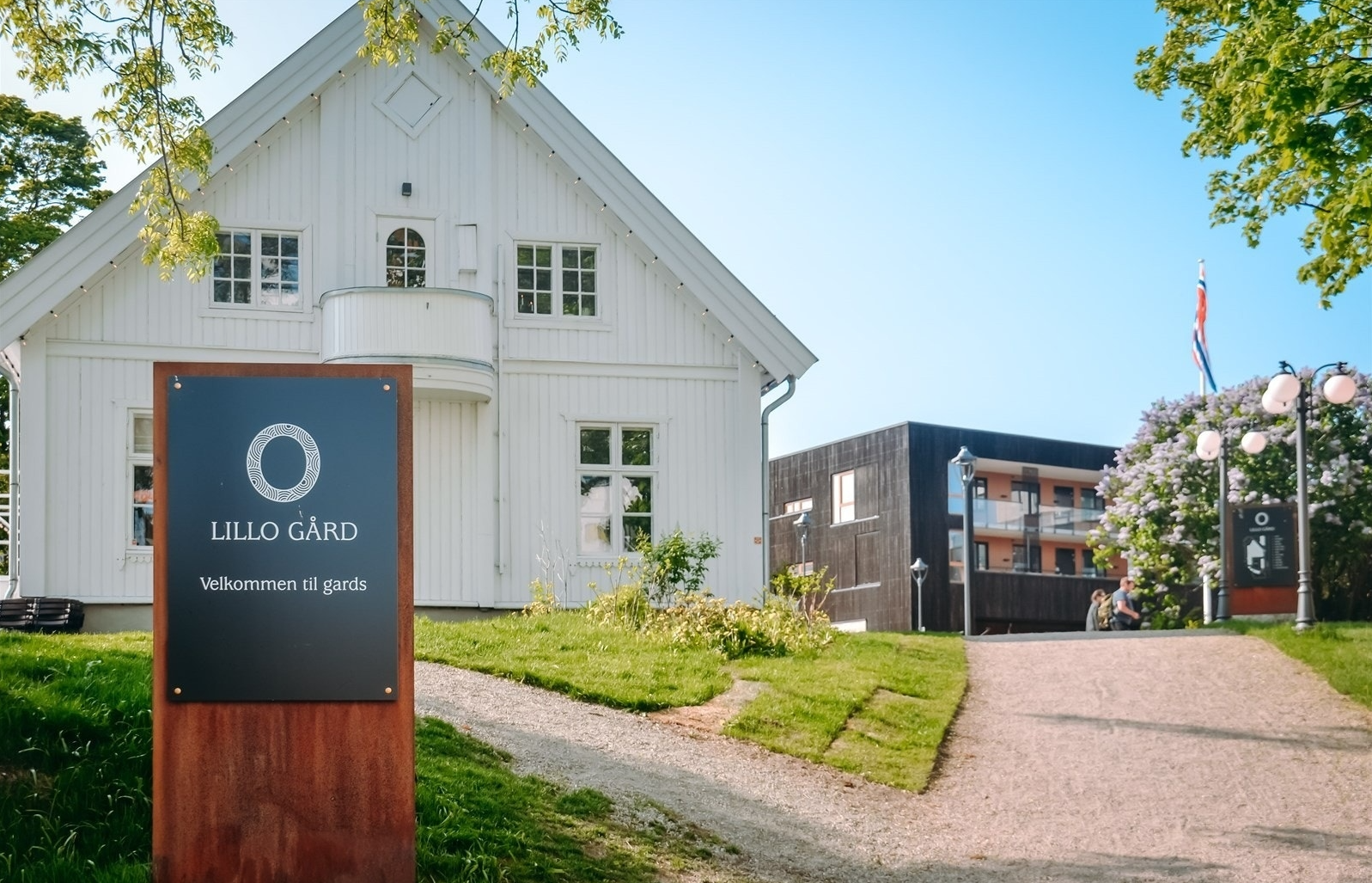 Lillo Gård ligger i gangavstand og tilbyr hyggelige uteområder, arrangementer og et attraktivt nærmiljø for både store og små. Galleribilde