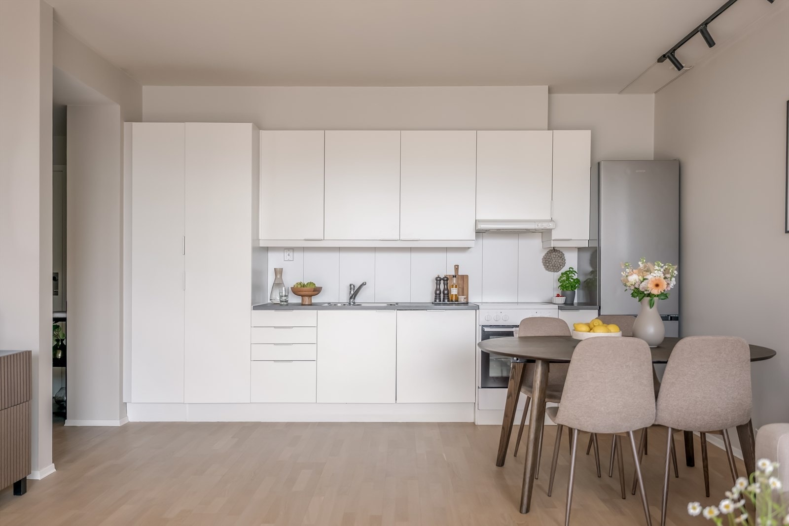 Norema kjøkkeninnredning med stilrene, glatte folierte fronter og slitesterk laminat benkeplate. Galleribilde