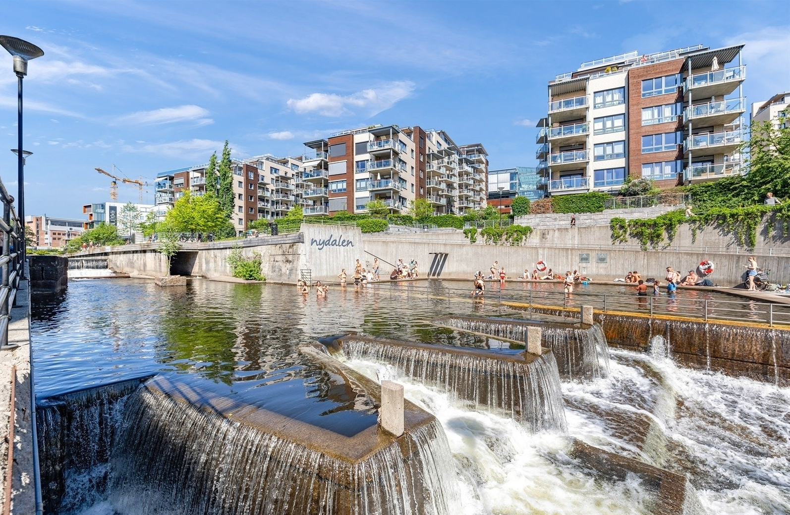 Nydalen byr på flotte uteområder langs Akerselva, med bade- og sitteplasser perfekte for varme sommerdager. Galleribilde