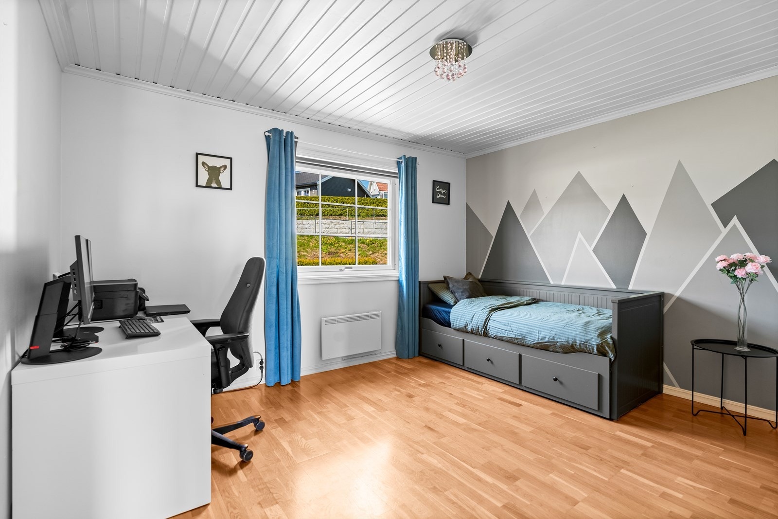 I de siste godkjente byggetegningene er det tegnet inn en fleksibel løsning i denne etasjen, hvor det ene soverommet brukes som stue, og er åpent mot gangen. Galleribilde