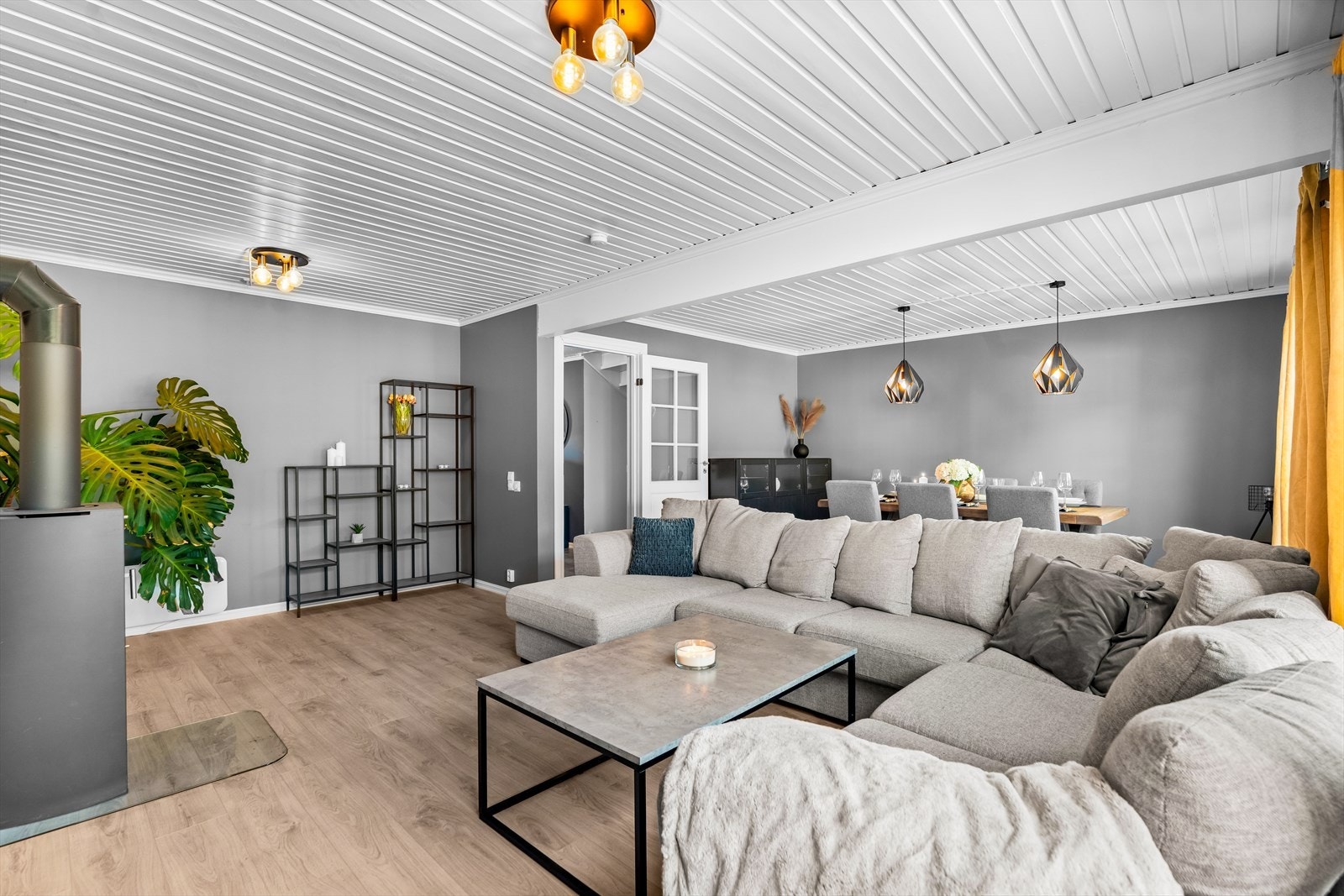 Rommet har plass til sofa, tv-møbel og spisegruppe. Galleribilde