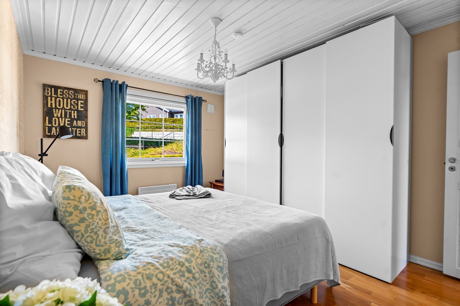 Rommene har plass til seng, nattbord, garderobeløsning og evt. skrivebord. Galleribilde