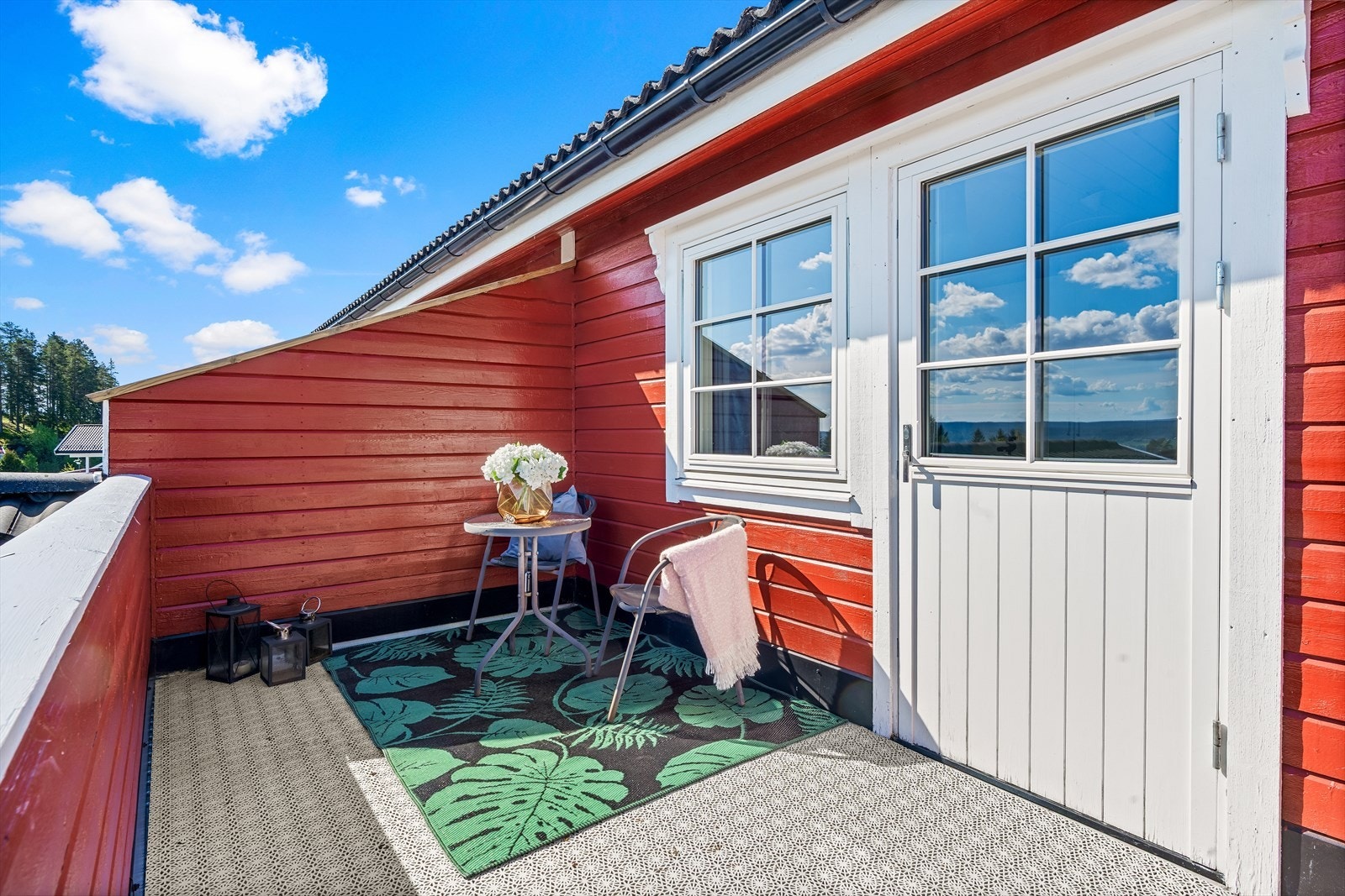 Her ute er det plass til bord og stoler. Galleribilde