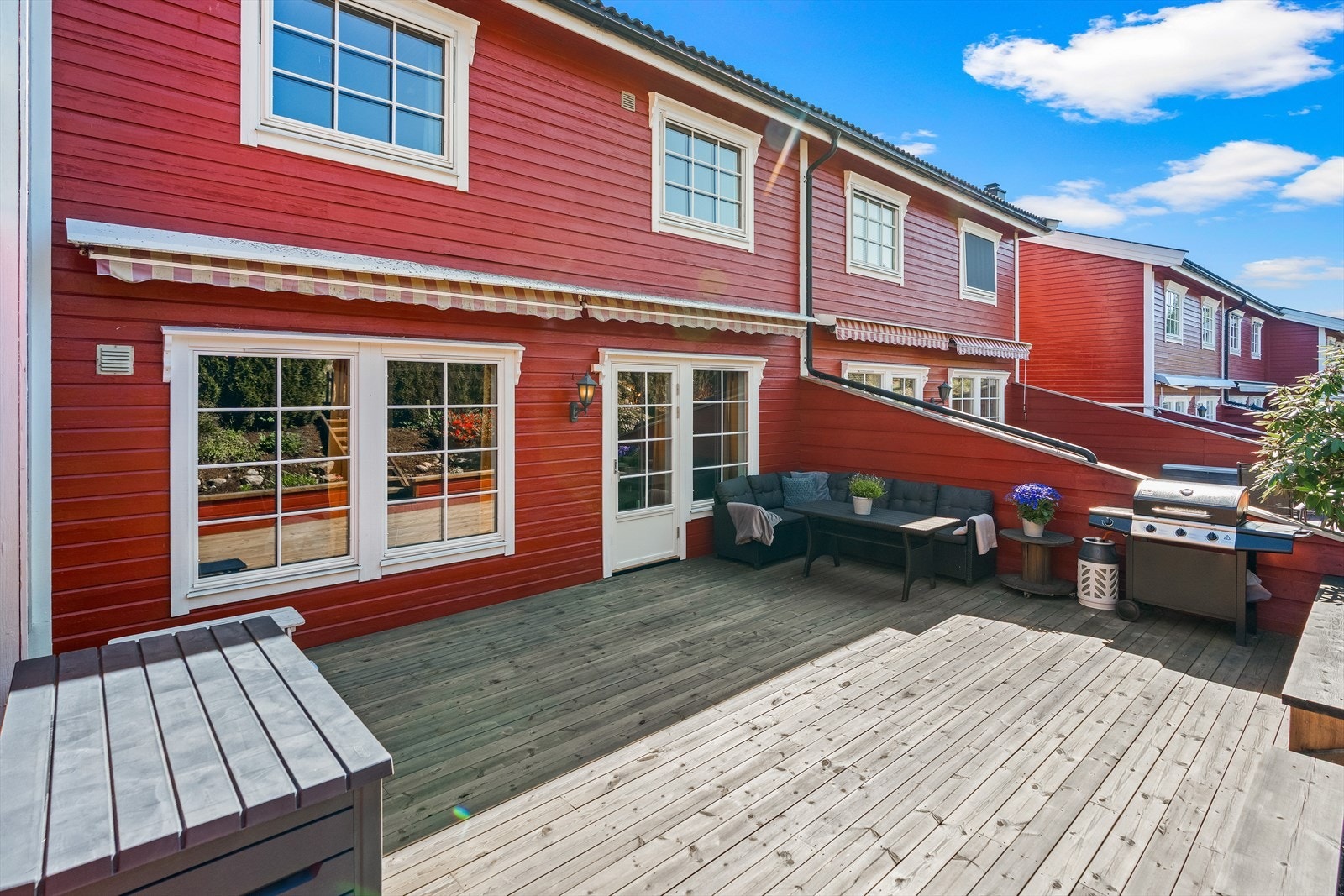 Fra stuen er det utgang til en herlig terrasse på hele 35 m². Galleribilde