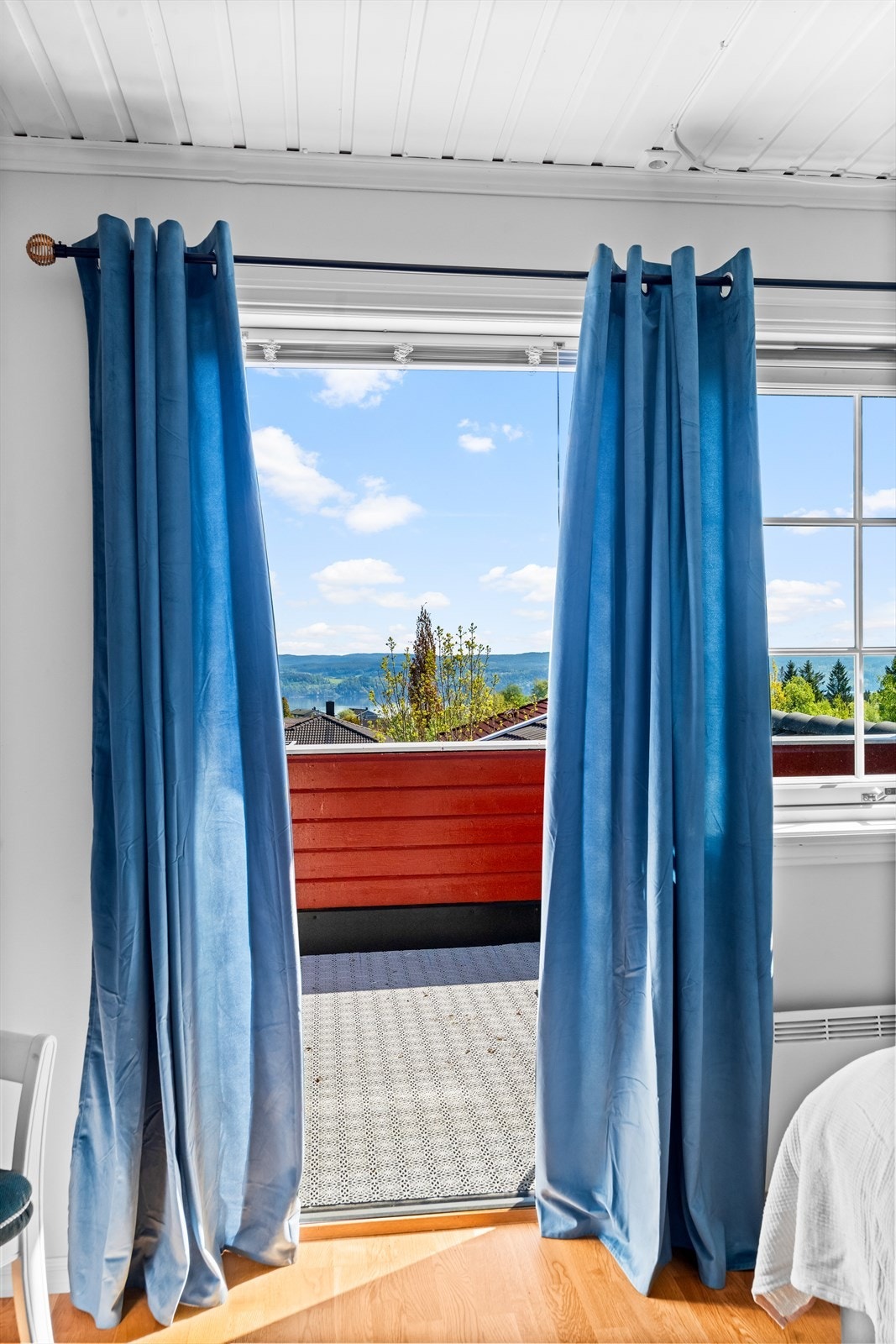 Fra det ene soverommet er det utgang til en veranda. Galleribilde