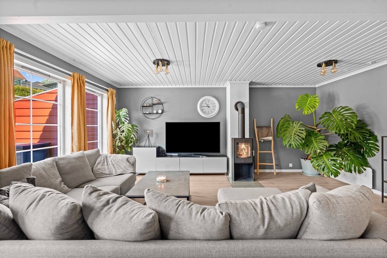 Rommet har store vindusflater som slipper inn rikelig med naturlig lys. Galleribilde