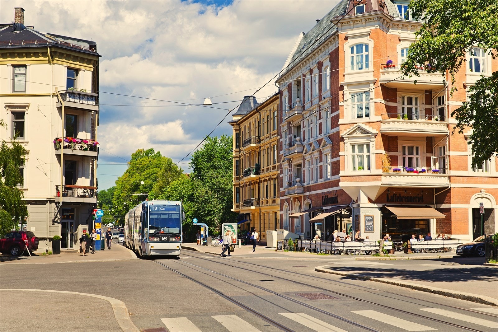 Området utenfor er preget av klassisk byarkitektur, brede fortau og gode kollektivtilbud. Her bor du sentralt, men samtidig tilbaketrukket og rolig. Galleribilde