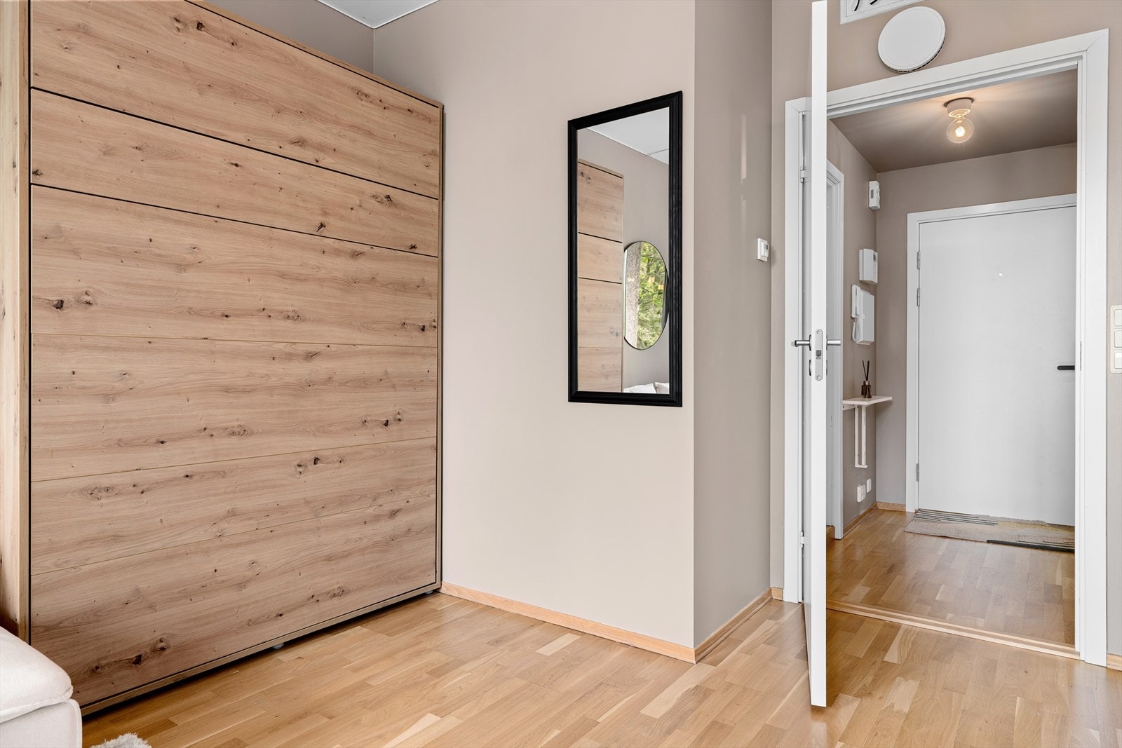 Leiligheten har installert en stilren skapseng fra Bed concept by Lenart som følger leiligheten. Galleribilde