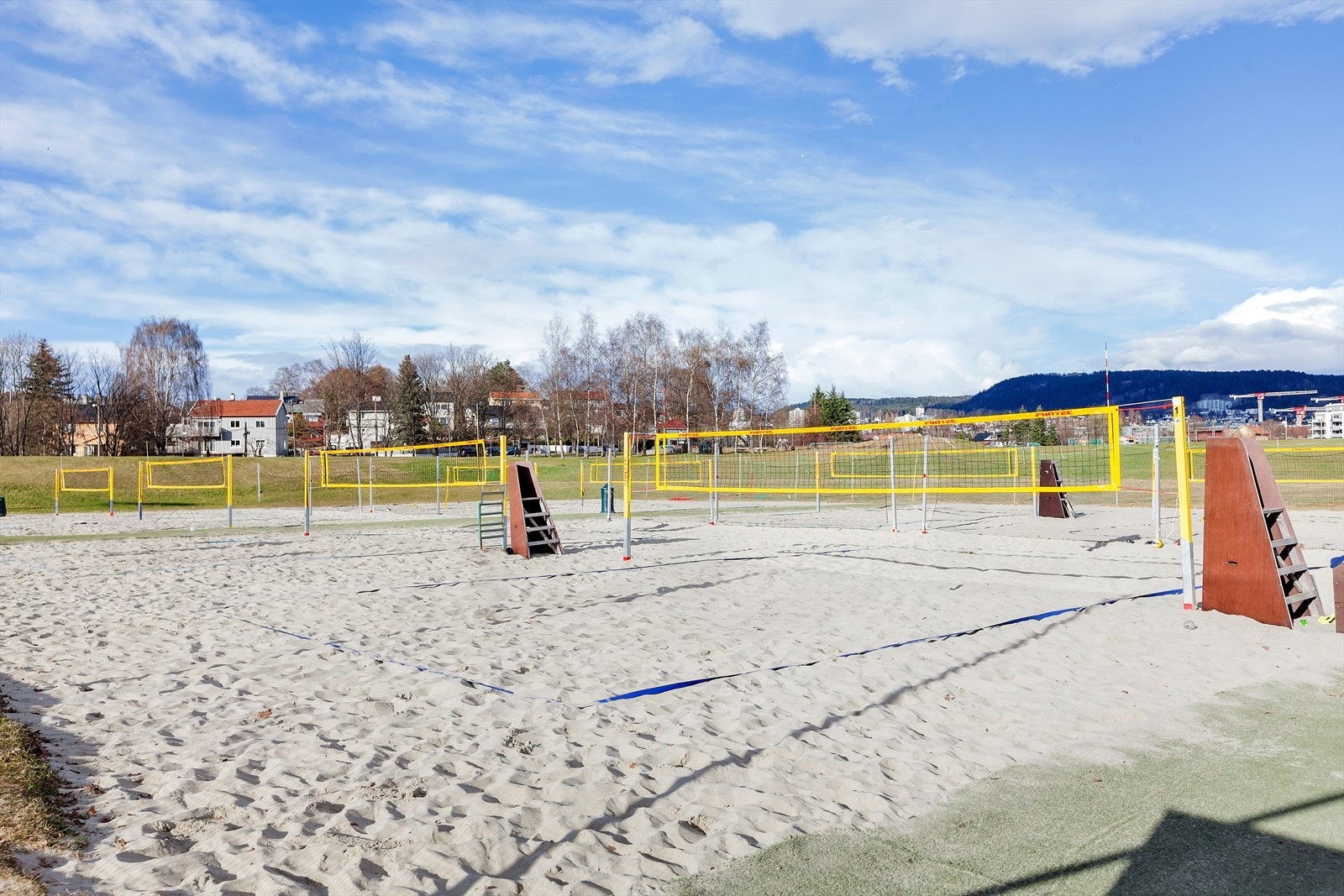 Voldsløkka Idrettspark byr på et variert fritidstilbud med gode muligheter for aktivitet året rundt - her finner du blant annet baner for fotball, sandvolleyball og tennis, samt skøytebane på vinterstid Galleribilde