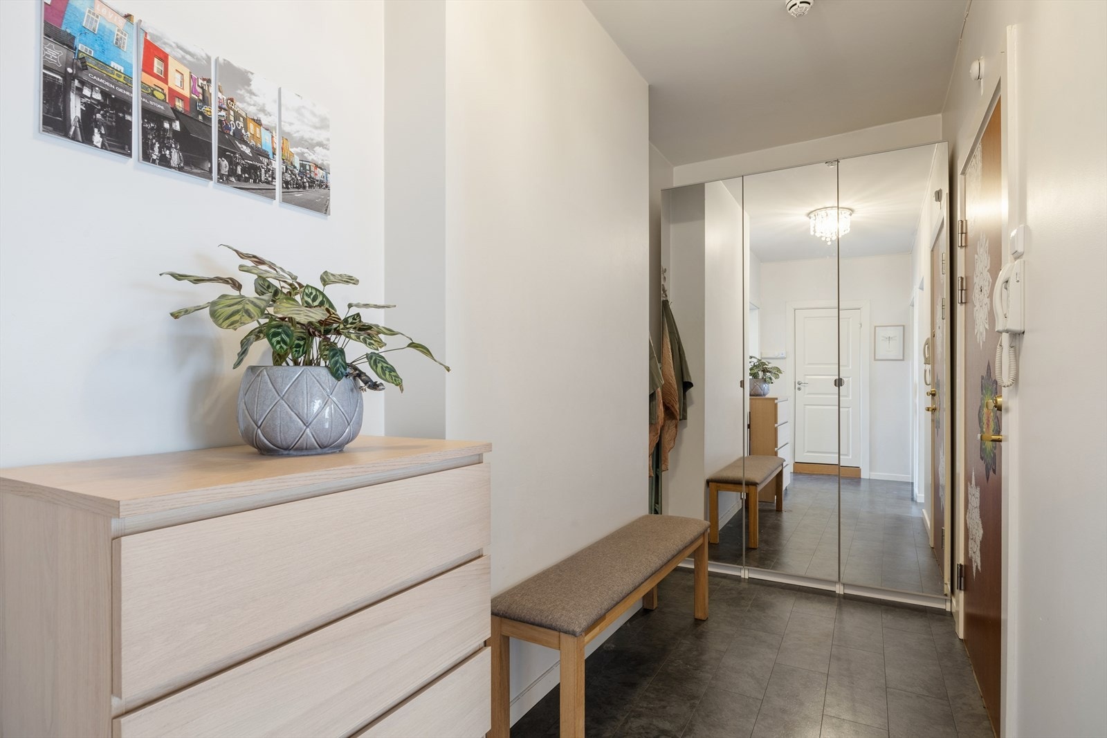 Entrèen er holdt i lyse farger, noe som harmonerer med de øvrige rom i boligen Galleribilde