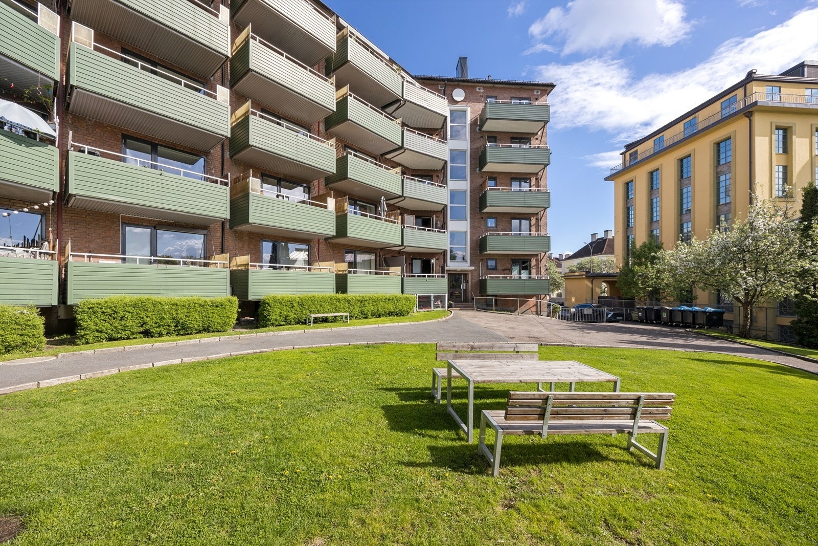 Borettslaget har en pent opparbeidet bakgård med gressplen, beplantning, sittegrupper og sykkelparkering. Galleribilde