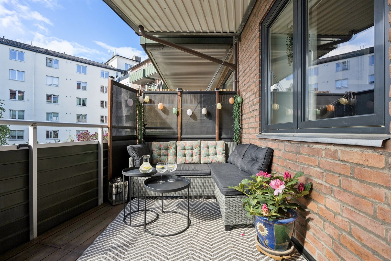 Balkongen fra kjøkkenet er på 8m², god plass til sittegruppe og grill Galleribilde