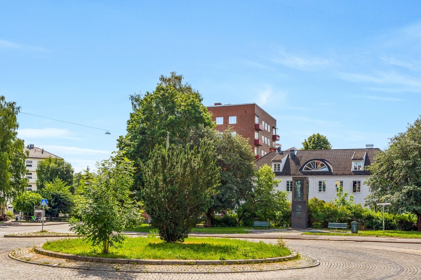 Beliggenheten gir enkel tilgang til et bredt utvalg av fasiliteter og servicetilbud - perfekt for en travel hverdag Galleribilde