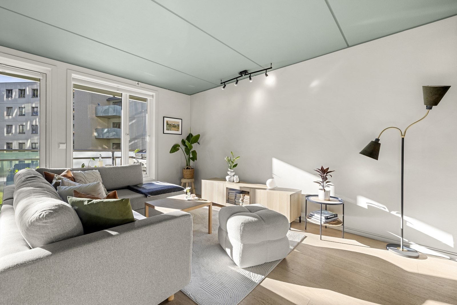 Overflatene består av malte vegger og enstavs eikeparkett på gulv. Galleribilde