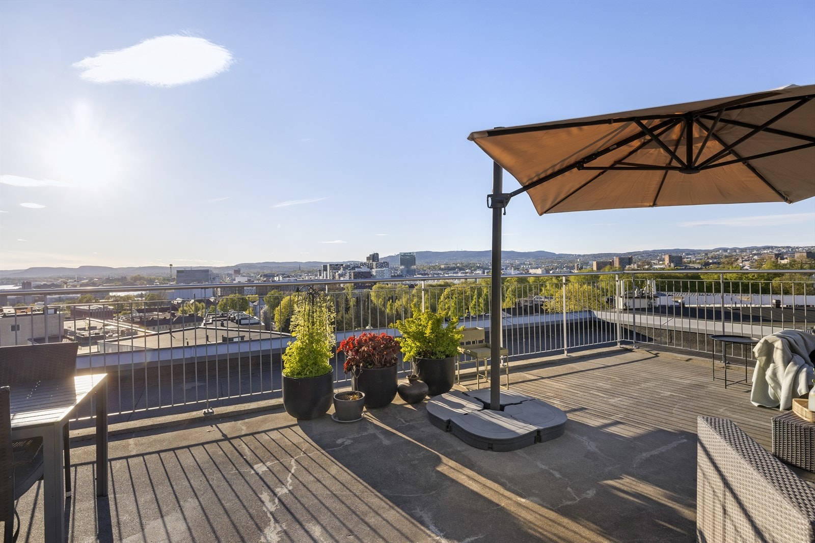 Her kan du nyte sola hele dagen med panoramautsikt over byen. Galleribilde