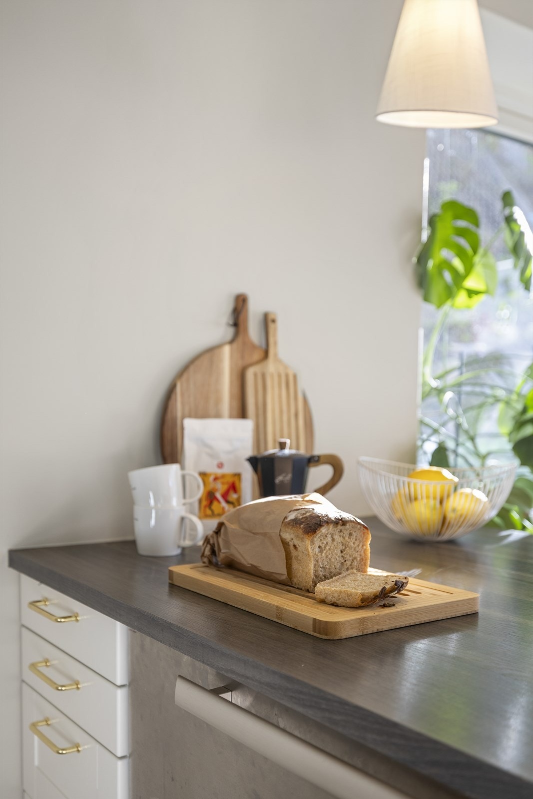 Nyt ferskt brød fra Daglig Brød, bakeriet so ligger rett over gata, kåret til et av Oslos beste", og kaffe fra Fuglen, lokal kaffebar Galleribilde