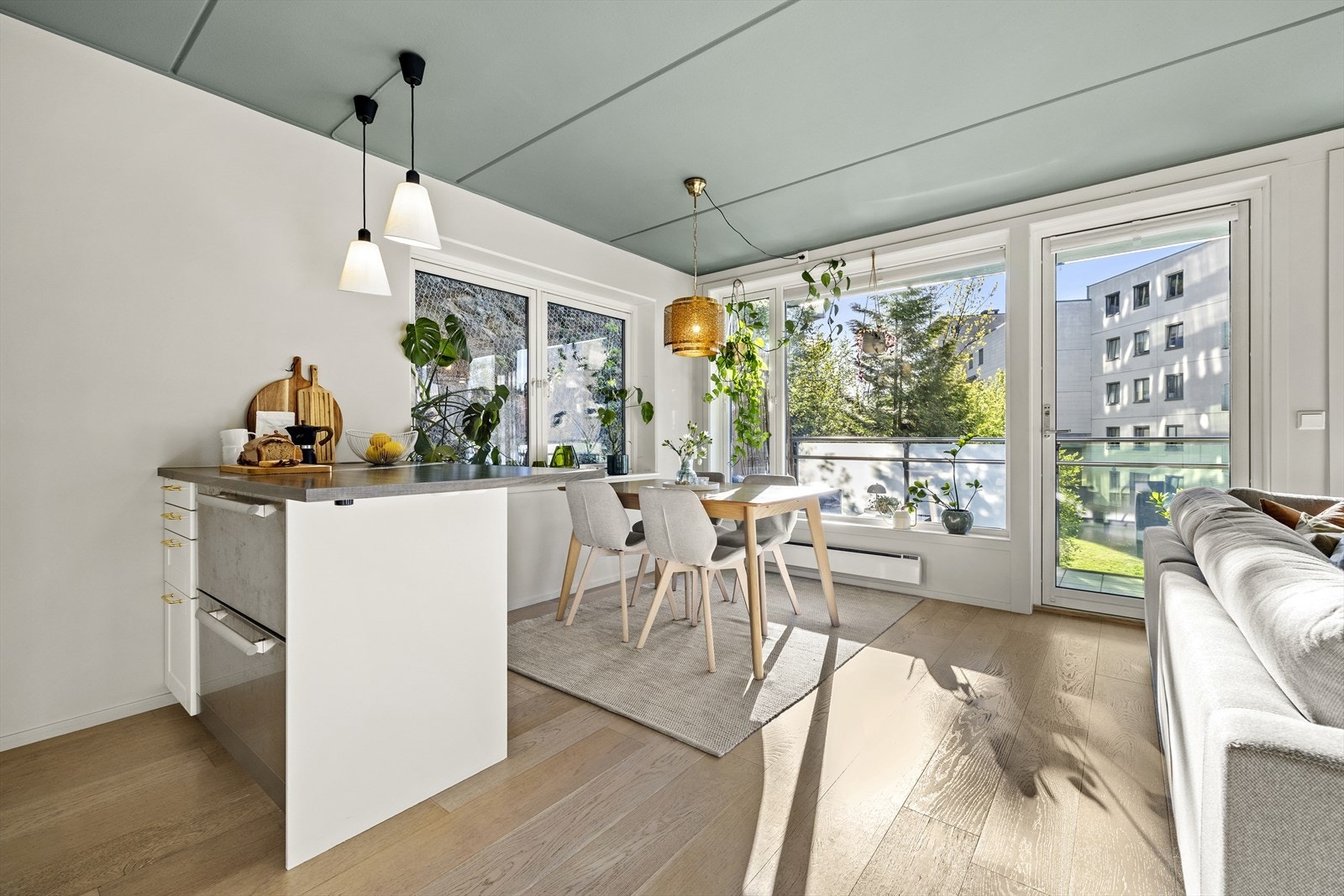 Fra stuen er det utgang til en romslig vestvendt balkong på ca. 10 m², vendt mot frodig bakgård. Galleribilde