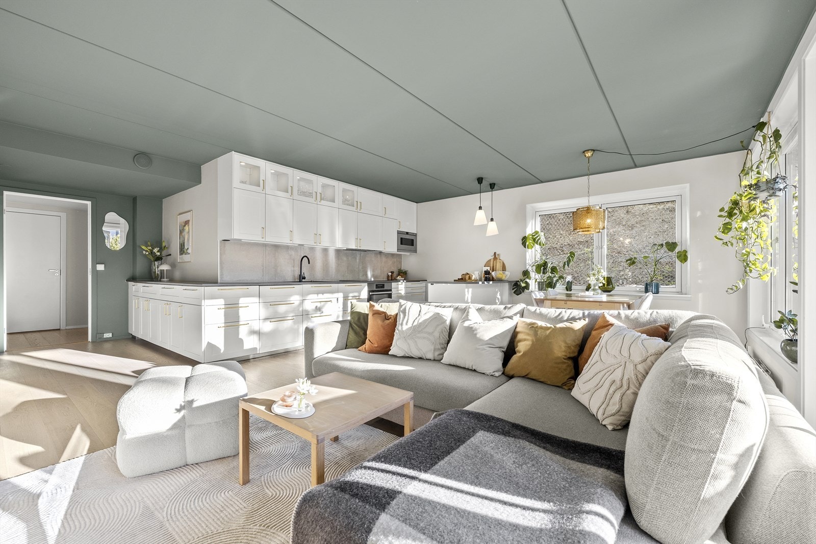 Svært gode møbleringsmuligheter med plass til både sofagruppe, TV møblement og spisebord med tilhørende stoler. Galleribilde