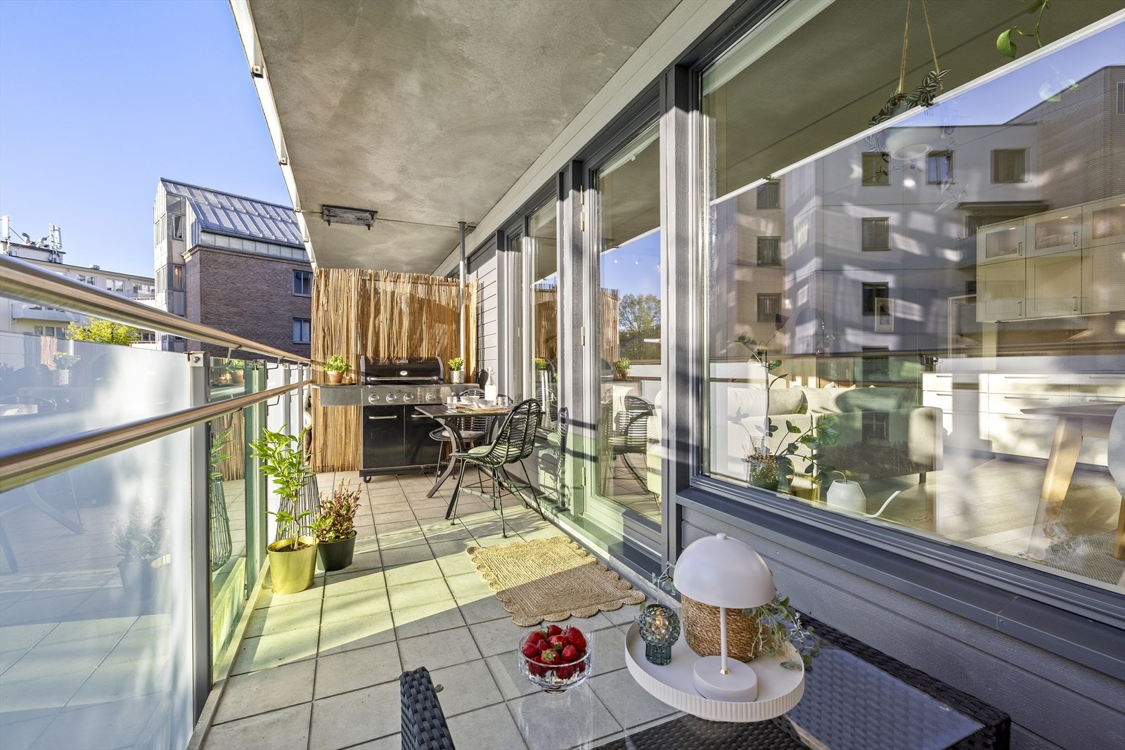 Her får du to flotte balkonger på totalt 16 m², garasjeplass, heis og tilgang til felles takterrasse med panoramautsikt og sol hele dagen. Galleribilde