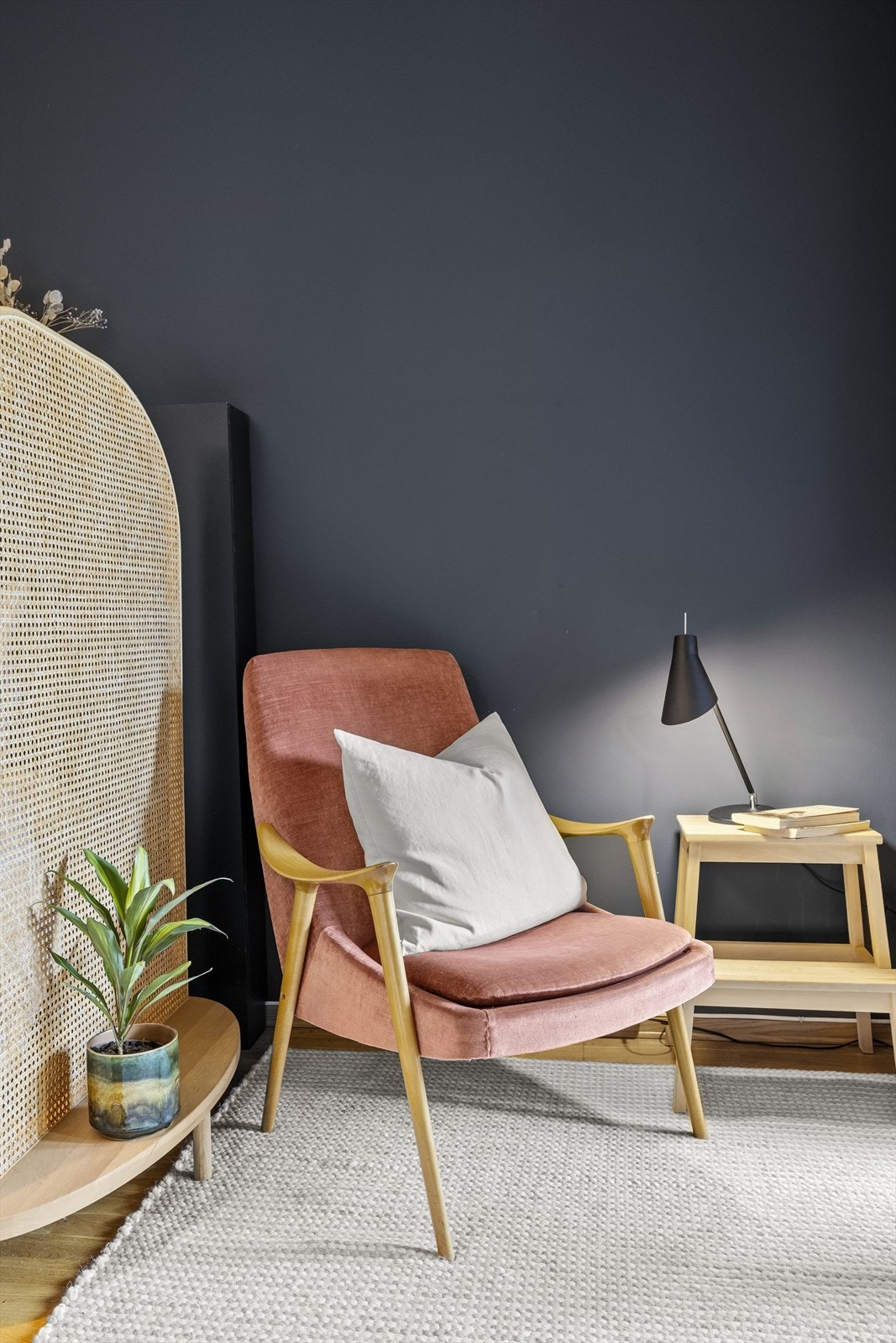 Rommet er malt i moderne fargetoner som gir et stilrent og harmonisk uttrykk. Galleribilde
