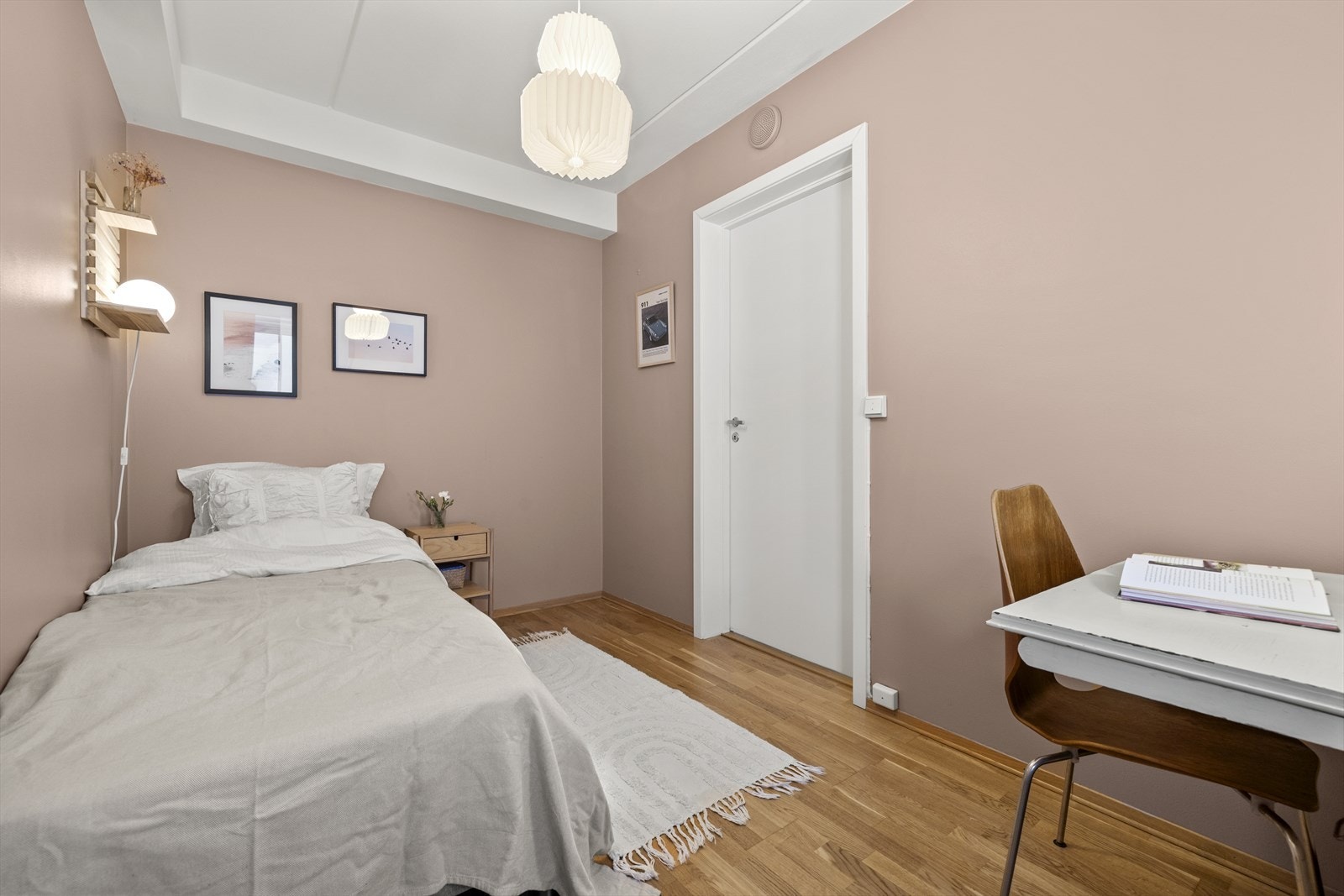 Rommet egner seg perfekt som barnerom, gjesterom eller hjemmekontor, avhengig av behov. Galleribilde