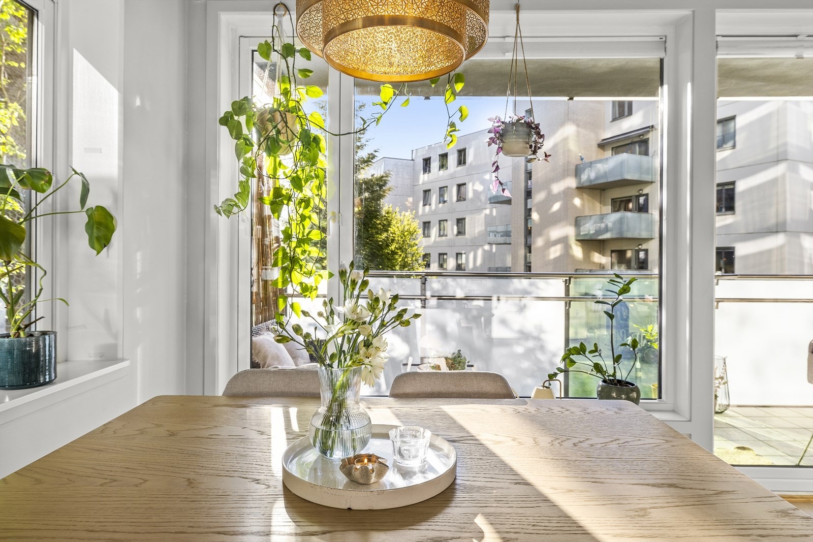 Store vindusflater slipper inn rikelig med dagslys og bidrar til en luftig og behagelig romfølelse. Galleribilde