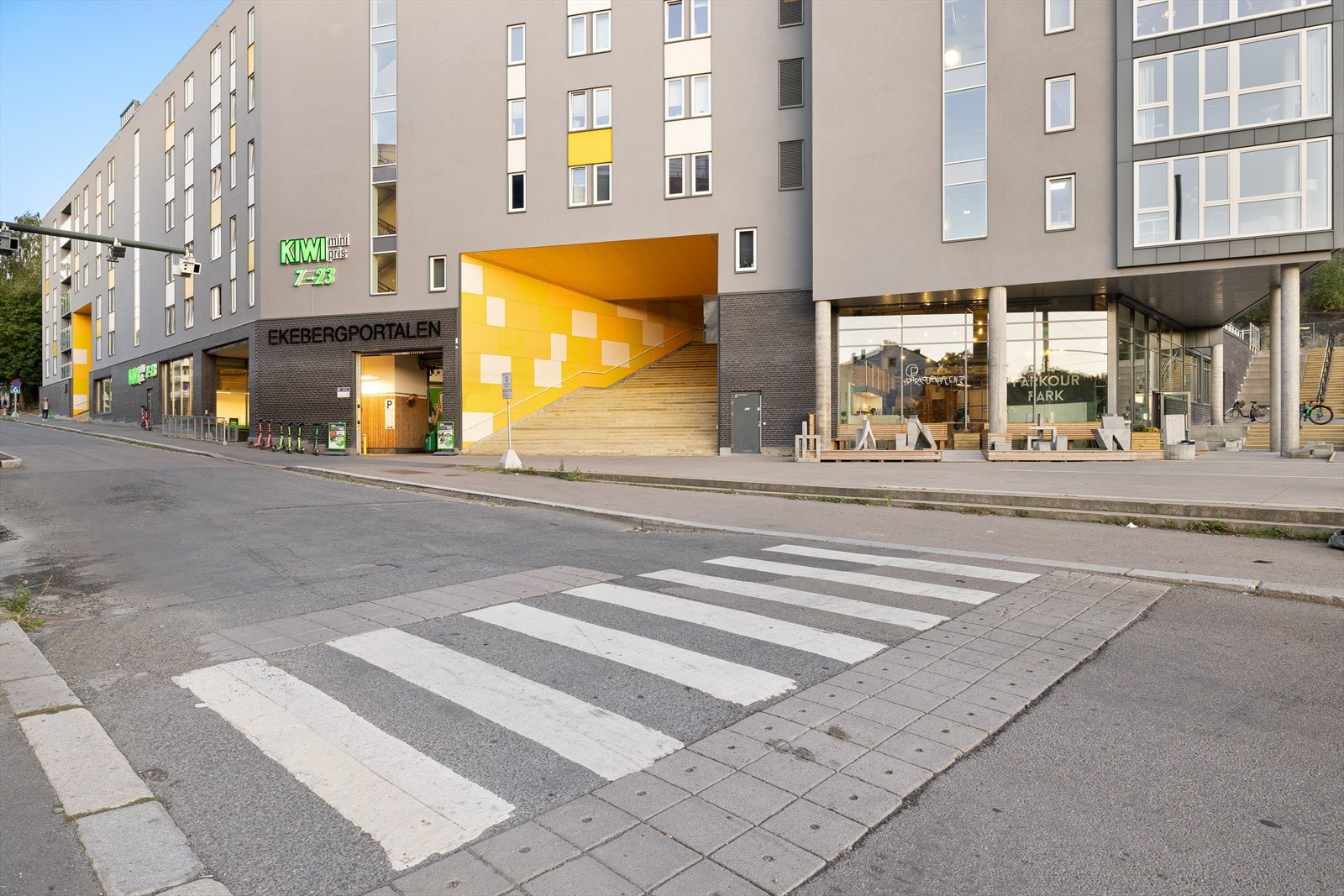 Offentlig transport er lett tilgjengelig med flere alternativer i nærheten. Oslo Hospital, med trikkelinjene 13, 16 og 19, ligger kun 4 minutters gange unna. Oslo S, som tilbyr 24 ulike linjer, er tilgjengelig på 20 minutter til fots. Galleribilde