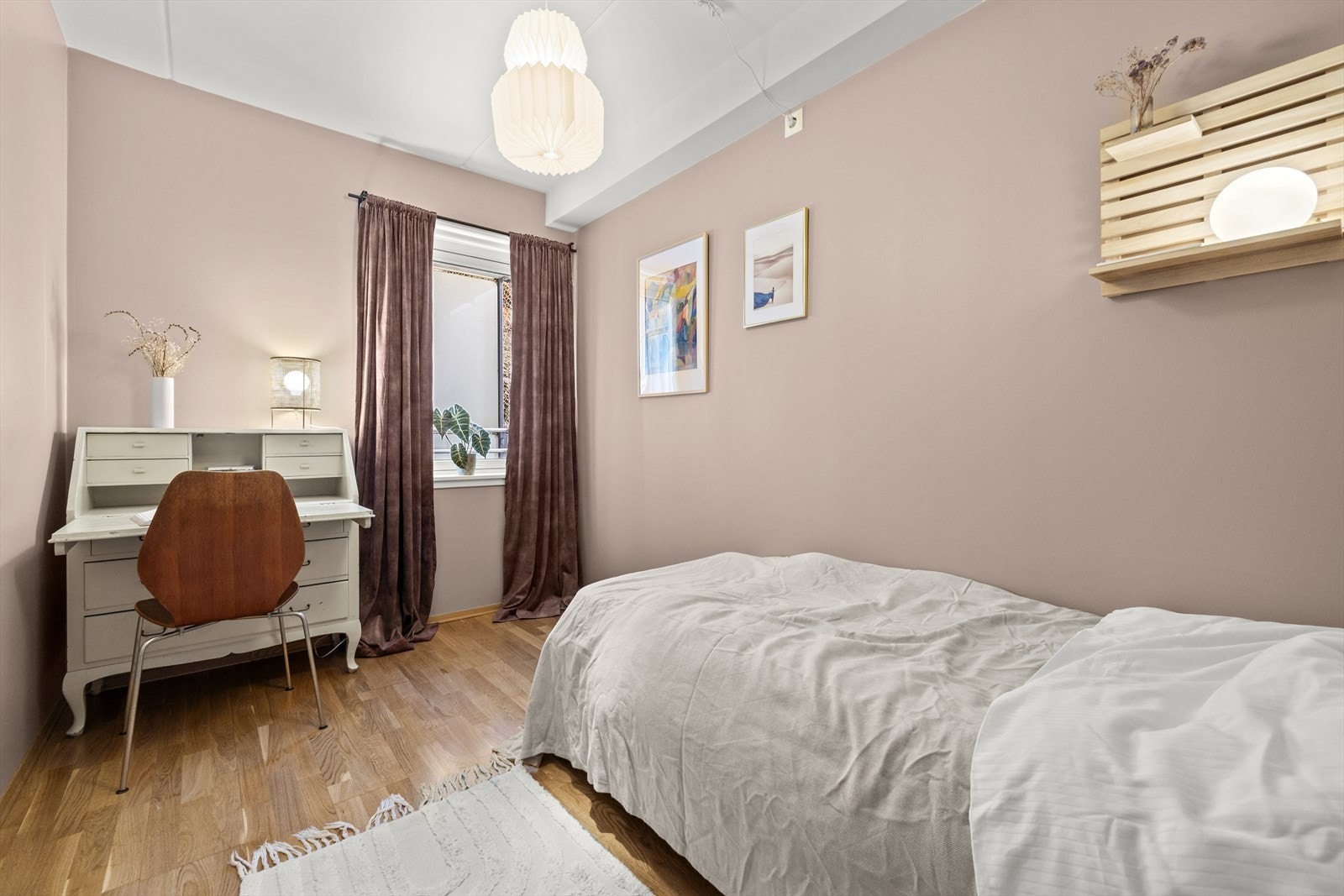 Soverom II har en god størrelse med plass til seng og garderobe. Galleribilde