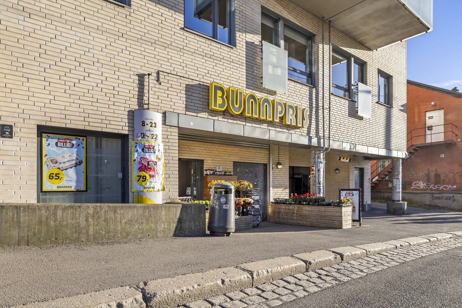 Kort vei til dagligvarebutikker. Gå tørrskodd gjennom garasjeanlegget til Bunnpris Konows gate (søndagsåpent). Galleribilde