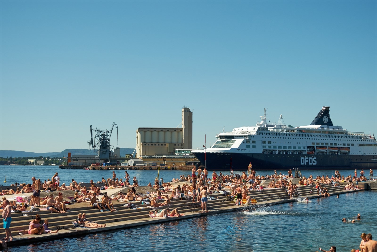 Ytterst på Sørenga finner du Sørenga sjøbad som alltid står klart for de varme sommerdagene. Galleribilde