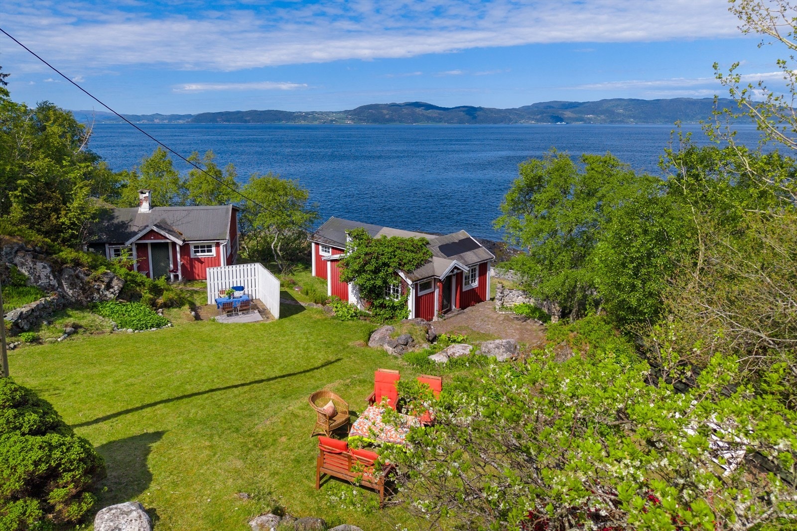 Nyt rolige morgener og lange sommerkvelder i pent opparbeidete hageområder med vakker utsikt over sjøen. Galleribilde