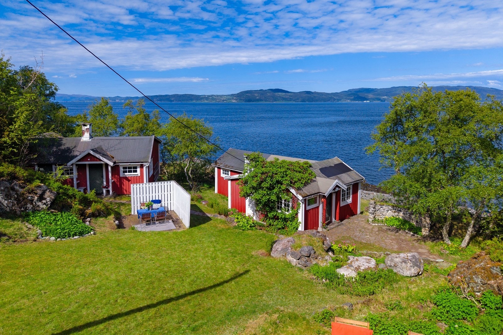 Proaktiv Eiendomsmegling ved Eirik Døsen har gleden av å presentere den sjelfulle eiendommen "Støa" med stort potensial og fantastisk beliggenhet ved sjøen! Galleribilde