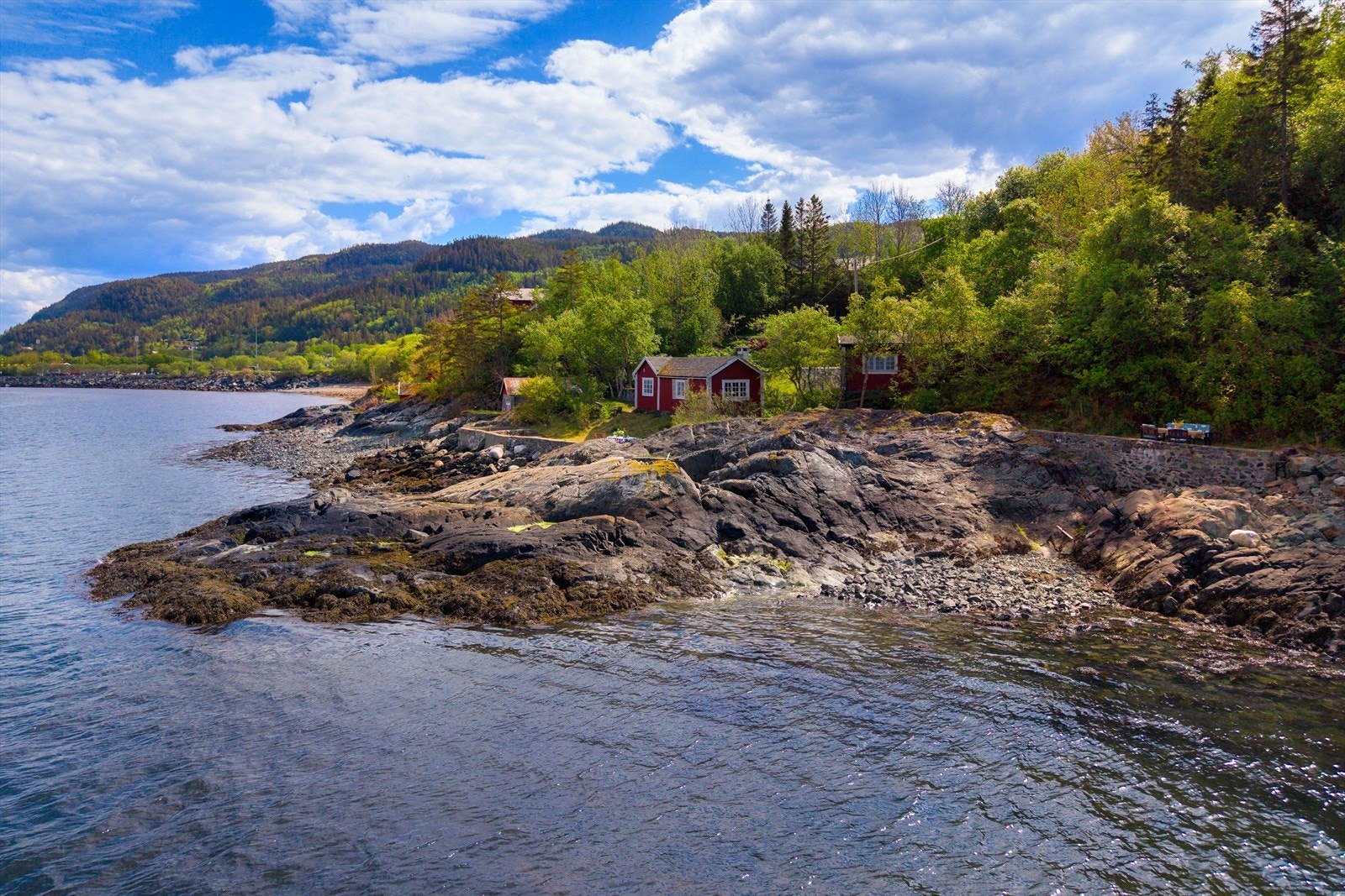 Flotte svaberg og grønne uteområder skaper den perfekte rammen for sommerlivet ved sjøen. Galleribilde