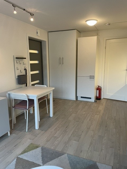 Romslig garderobe ved inngang Galleribilde