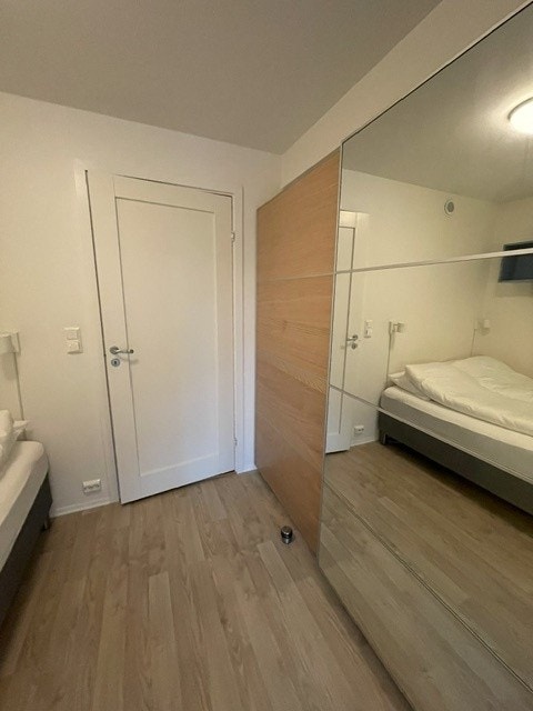 God plass til oppbevaring i stor skyvedørsgarderobe på soverom Galleribilde