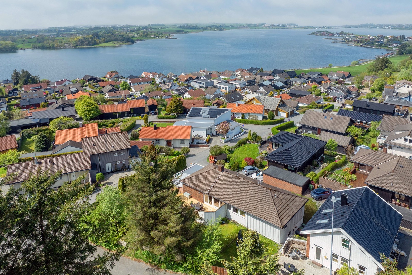 Herlig beliggenhet for hele familien- her er det kort vei til badeområder og nyelige turstier Galleribilde