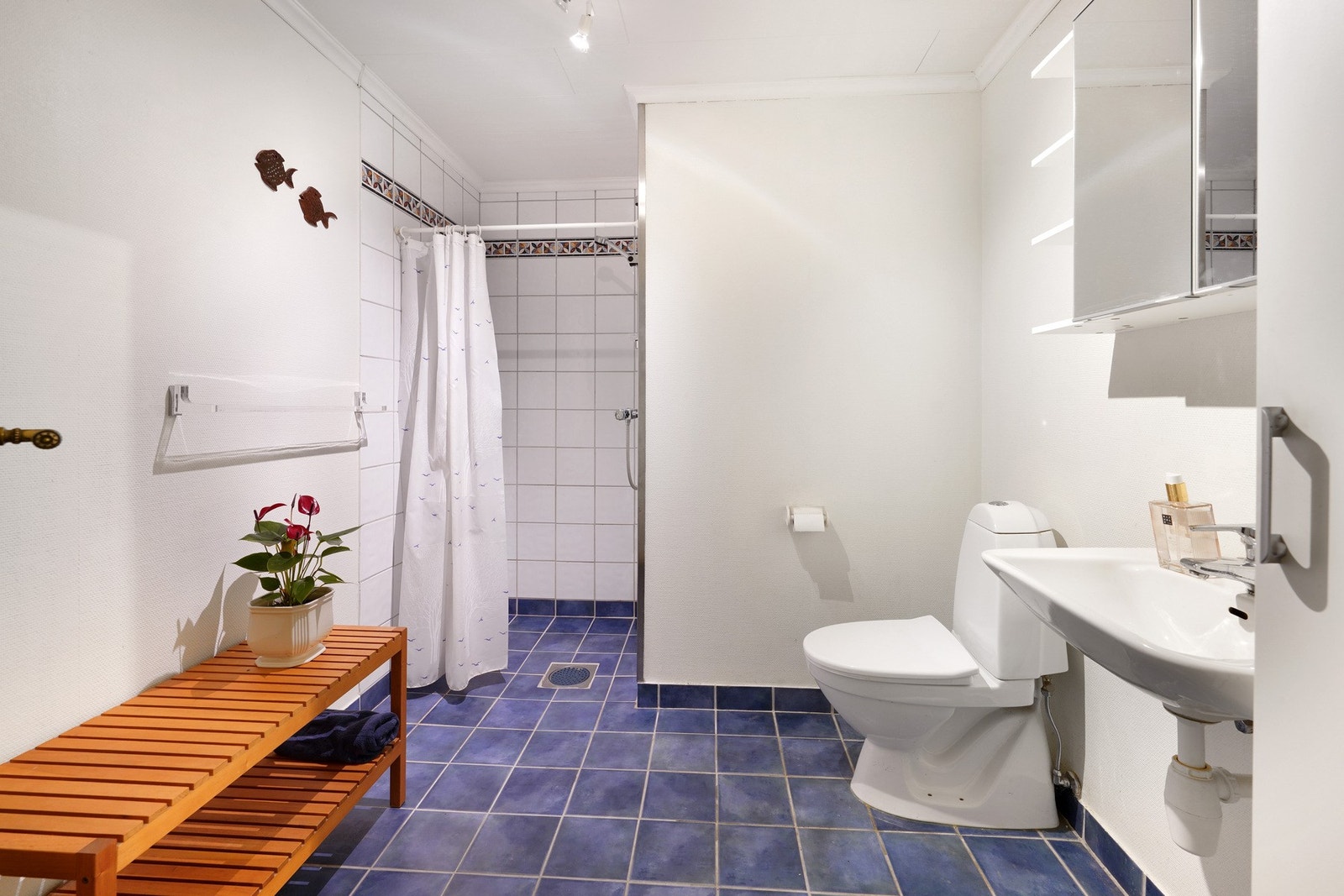 Utleiedel- fliselagt bad med dusj, vask og wc. Spottskinne i tak. Galleribilde